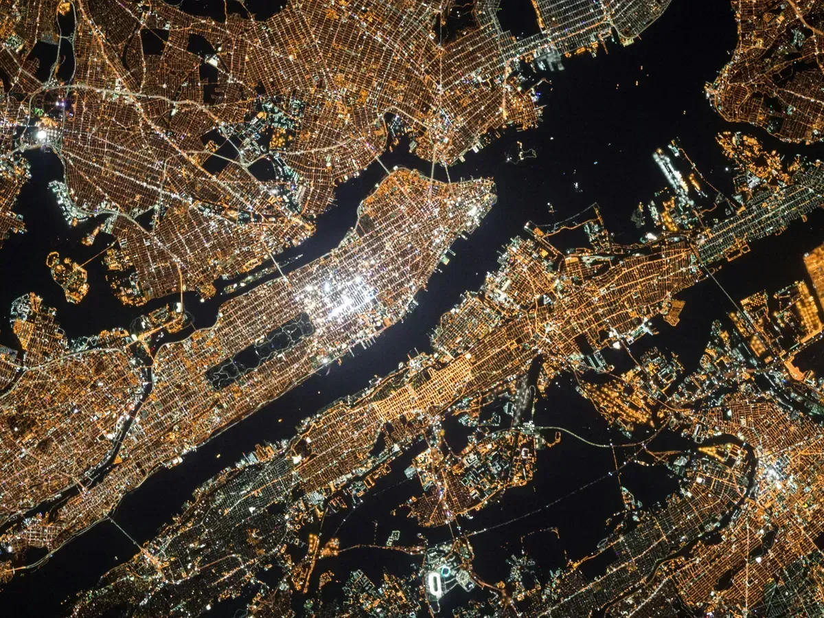 Nueva York de noche vista desde el espacio