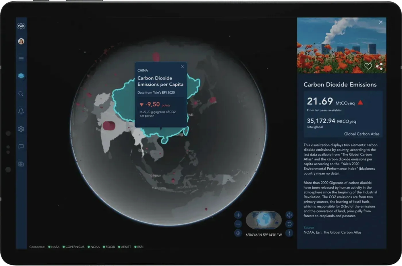 Atlas en una tableta con las emisiones de CO₂ por país en Asia