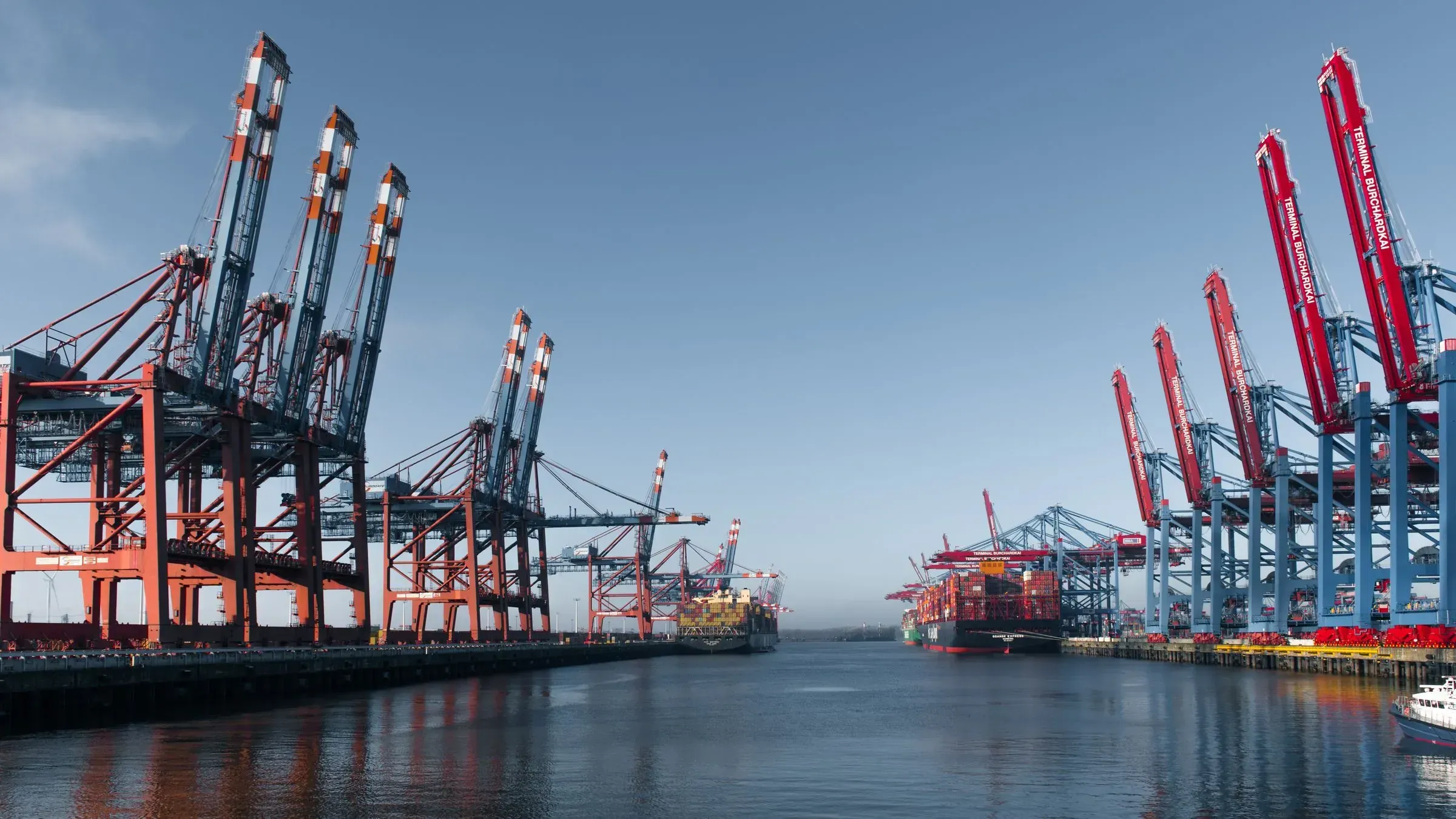 Grúas de una terminal de contenedores junto al muelle