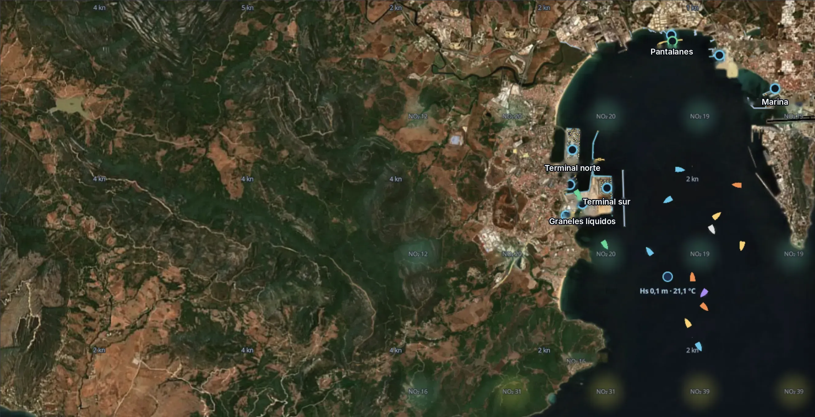 Visor de BITACORA NEXT sobre una bahía portuaria, con terminales, barcos y calidad del aire