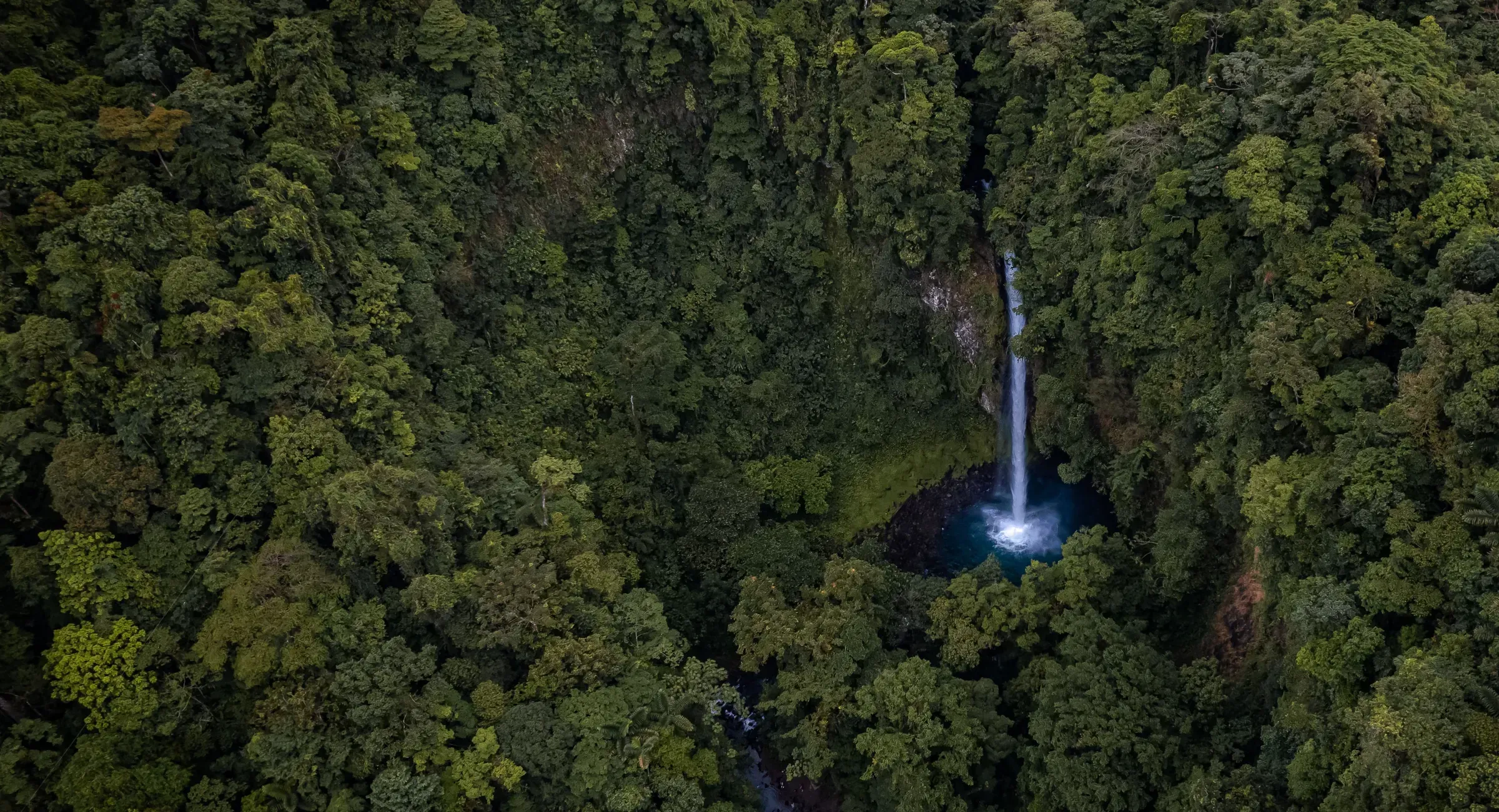 Cascada en mitad de un bosque tropical, vista desde el aire