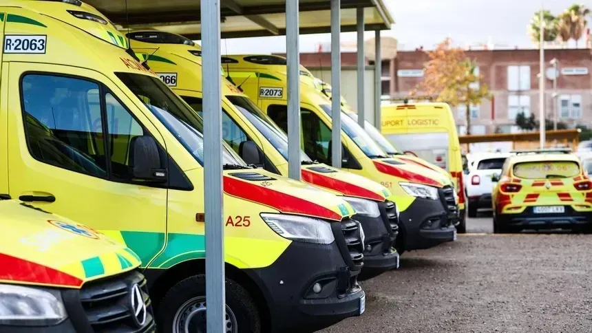Ambulancias del SAMU 061 aparcadas en fila bajo una marquesina