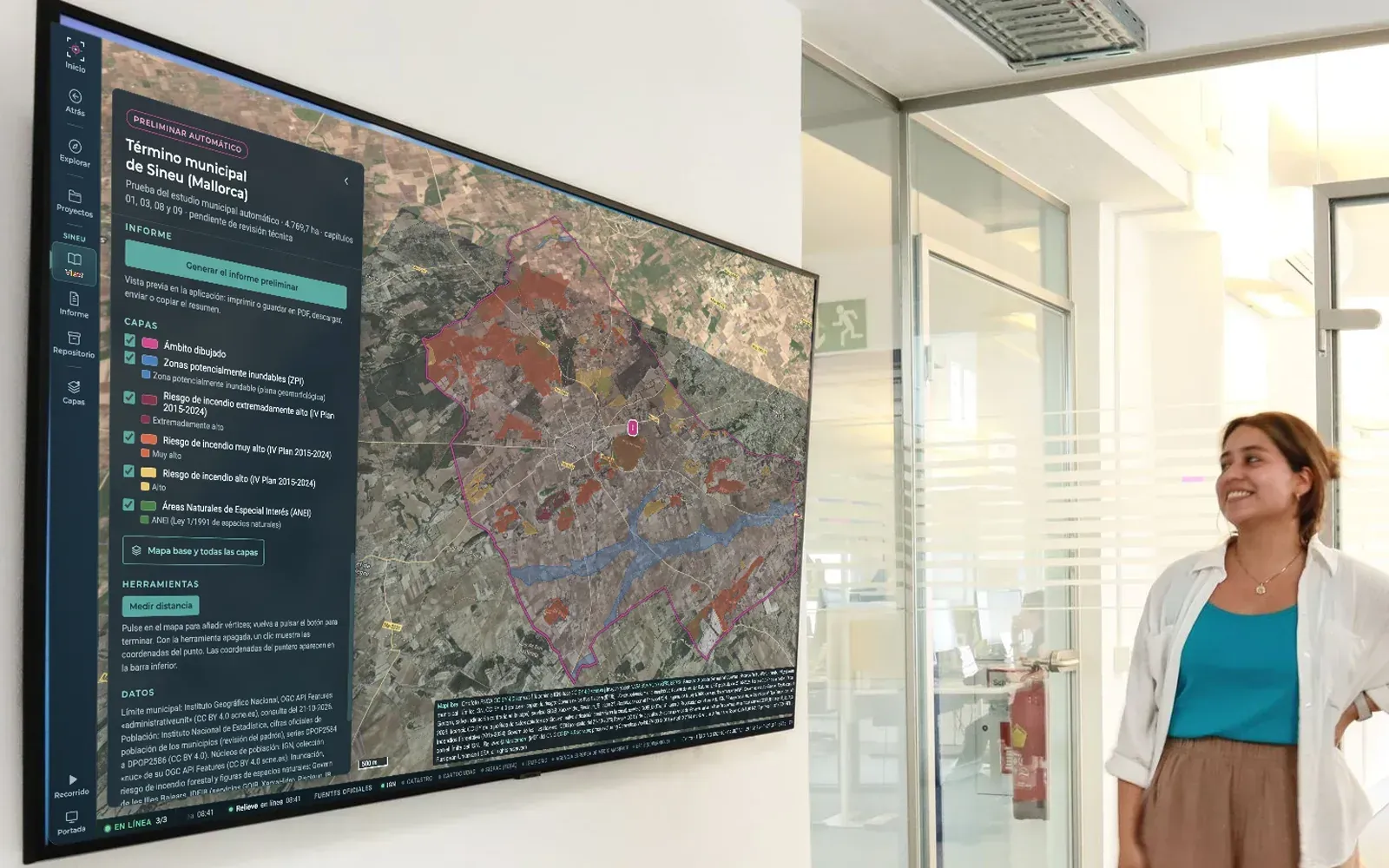 Pantalla con el visor geoespacial de SENDA mostrando las capas de zonas inundables y riesgo de incendio de un término municipal